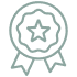 Badge de récompense circulaire avec étoile centrale et rubans. Symbole de qualité, certification ou excellence.